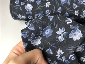 Bomuldsjersey - fine blomster i blå og violette toner